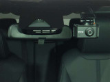 ドライブレコーダー装備:車の走行中の主に外観を中心に記録する撮影機材です!交通事故発生時の責任の所在を明確にしたり、観光等を記録するのにも役立ちます!