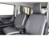 さまざまな体格の方が快適に運転できるよう配慮したシートと、操作性を考慮したステアリングホイール、ペダル、シフトレバーは、楽な運転姿勢と適切な操作性の確保により疲労を低減します。