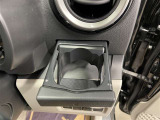 運転席と助手席には、格納式のドリンクホルダーが装備されています。