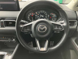 走行中の視線移動を少なくしたレイアウト。安心して運転に集中できるマツダ独自の運転環境となっています。