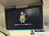 【12.1型フリップダウンモニター】12.1型、純正後席フリップダウンモニターを装備。家族や仲間との長距離ドライブも、このモニターがあればさらに盛り上がりますね!