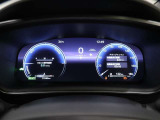 とっても見やすいメーターです。夜間時はラグジュアリーな気分にさせてくれる照明が魅力ですので、夜のドライブも楽しみになりますよ♪
