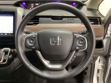 ハンドルにHondaセンシング系のクルーズコントロールやレーンキープアシストなどのスイッチと、オーディオの操作スイッチが装備されています。ハンドルから手を離さず安全に操作できます。