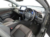 シンプルで使いやすいデザインの運転席です。