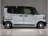 後ろが両側スライドドア(両側とも電動タイプ)です!スライドドアのお車ですと、狭いスペースでも乗り降りしやすいです。