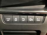 運転席脇のクラスタースイッチ部分にはカメラ切り替えスイッチ、パーキングセンサー、その他走行系スイッチを集中配置しております。