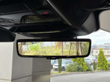 【クリアサイトリアビューモニター】が装備され荷室や後席に乗車してリアガラスが見ずらくなってしまった際にもルーフに付いているカメラでモニターに映し出すことが可能です。