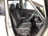 フロント広々、セパレートシートの運転席は、ハイトアジャスターが付いているので、快適にドライブができます。ハンドルはテレスコピック機能で、ハンドル位置を上・下・手前・奥に調節できます。