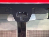 【スズキ セーフティサポート】走行中に前方の車両等を認識し、衝突しそうな時は警報とブレーキで衝突回避と被害軽減をアシスト。より安全にドライブをお楽しみいただけます。