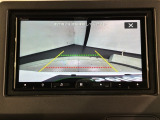 リバースギアに入れるだけで後方の表示へ切り替わります。夜間や雨の日の駐車も楽になりますよ。