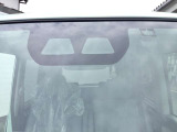 安全機能「スマートアシスト」は車両搭載のカメラで周囲の状況を認識します。