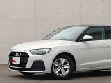 ●Audiが最初に採用したLEDポジショニングランプ。シャープなラインで昼間でも点けていたいと思うほど上品でオシャレです。夜間走行時はさらに目立ちます!