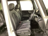 女性でも運転がしやすいように、シートの高さ調整機能(シートリフター)がついています。運転席と助手席の間が空いている為、助手席側への移動がスムーズです。交通量の多い道でも助手席側から乗り降りができます。
