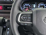 ハンドルから手を離さずにオーディオの操作ができるステアリングスイッチを装備。わき見運転の防止にもなり安全運転に貢献します。