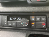 【オートエアコン】一度お好みの温度に設定すれば、車内の温度を検知し風量や温度を自動で調整。暑い&hellip;寒い&hellip;と何度もスイッチ操作をする必要はありません。快適な車内空間には必須の機能ですね♪