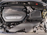 BMWのエンジンは世界的にも認められている高性能エンジンです。レスポンスがよく高回転型の心地よい吹きあがりなど駆け抜ける歓びのキーになる部分でございます。
