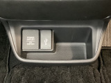 アクセサリーソケットはUSBのアダプターなどをつければ、スマホの充電にも使えます。横にはナビゲーション用の外部入力可能なUSB端子がついており、周辺には物が置けるボックスがついています。