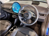 MINIの内装はとにかく『円』に拘ったデザインコンセプトが一目で伝わってきます。これほど円形に拘った車は他に御座いません。伝統のデザイン、トグルスイッチなど遊び心のある内装で御座います。