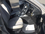運転席はまっすぐな姿勢でシートに座り、足を自然に伸ばして操作できる位置各ペダルを配するという理想的なレイアウトを実現しています!ぜひ一度MAZDAのドライビングポジションをご体感ください。