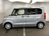 狭い駐車場でも、スライドドアならチャイルドシートへのお子さまの乗降や荷物の積載もスムーズ。とても便利な【助手席側。電動スライドドア】ドアハンドを少し引くだけでリアドアが自動開閉します。