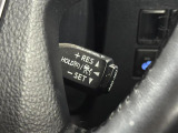 【レーダークルーズコントロール】従来のクルコンの機能に加え、先行車に接近すると、安全な車間距離を保ちながら先行車の車速に合わせ追従するシステム。