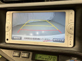車庫入れなど後進運転時に死角をモニターで確認ができて安全です♪ ステアリング操作の参考になるガイド線も表示しますので車庫入れがニガテな方も安心ですネ!