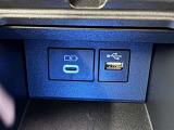 充電用USB端子付き。スマートフォンなどの充電に便利です。