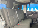 ●後部座席も気になるようなキズ・汚れやへたり等、大きなダメージはなく、良好な状態です。