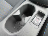 小物入れにもなるドリンクホルダーがシフトレバー後方に付いて便利です