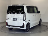 スライドドアは通常のドアに比べて、車のボディーに対し平行に開閉し、開けてもスペースを取りません。出入り口が大きいドアはお子様のいるご家庭はもちろん、混んだ駐車場でも大活躍です!
