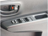 【パワーウインドゥマスタースイッチ】運転席より助手席やリヤドアガラスの開閉が出来るので便利ですね!運転席以外のウインドロック機能も付いています。