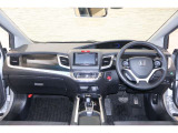 操作性に優れた運転席となります!小物入れや各ボタンの配置にこだわり、使いやすいです!座り心地もよく視認性も良好なのでロングドライブもお任せ下さい!