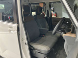 運転席まわりです。運転席からの視界が左右に広く隅々まではっきりと見渡せます!クルマの前端も把握しやすく安心して運転できます!