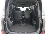 【トランクルーム】荷室の広さも十分です!シートアレンジでシートを畳めば長い荷物だって積めますね。シートアレンジの操作方法など、お気軽にご相談下さい。