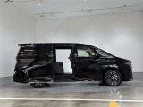 両側パワースライドドア付きだから、狭い駐車スペースなどでの 乗り降りラクラク!小さなお子さまのいるご家庭には嬉しい装備。