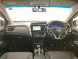 【前方視界】開放的な前方視界!運転がしやすく疲れにくいです♪窓が大きく、見通しがとっても良いおクルマですよ♪