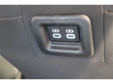 後部席へ乗車して携帯電話などを充電する時に前から配線を伸ばすとごちゃごちゃして邪魔になりがちですよね。そんな煩わしさを解消する後席側USBポート☆