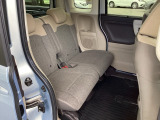スライドドアだから、隣の車との距離が近い駐車場でも安心。チャイルドシートへの乗せ降ろしや、大きな荷物の積み込みもストレスなく行えます。