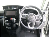 足元広々な運転席!視界も高く、フロントガラスも広いデザインで周囲を広々と見渡せます