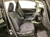 広い足元にゆったり座れるシートには肘掛けも装備しており長距離の運転でも疲れにくくなってます。女性でも運転がしやすいように、シートの高さ調整機能(シートリフター)がついています。