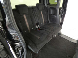 後部座席も当然、綺麗・清潔に仕上げております。内装の綺麗なお車は気持ちが良いですね。