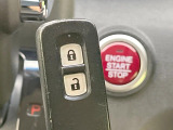 【Hondaスマートキー】カバンやポケットに入れたままでもドアの施錠・解錠が可能なスマートキーを装備。エンジンのオン・オフ時もカギを取り出す必要が無いからとっても便利です♪