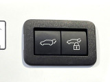 【パワーバックドア】スマートキーや運転席のボタンを押すだけでリアゲートが自動で開閉します!荷物を持っている時や、高い位置にあるバックドアを閉める際に便利な機能です♪