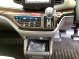 足元スッキリ、インパネシフトです。パーキングブレーキはフットブレーキタイプなので、運転席と助手席の間がスッキリしています。
