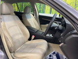 運転席まわりには十分なスペースがあり、大柄な方でもゆったり運転していただける環境です。