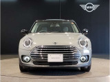 MINIのフロントグリルのデザインはイギリスで生まれた当初から、シルバーのサイドバーが折り重なった伝統的なデザインで御座います。その伝統はBMWのお車になってからでも少しずつ形を変えて守られております