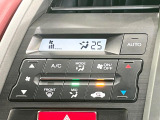 【オートエアコン】一度お好みの温度に設定すれば、車内の温度を検知し風量や温度を自動で調整。暑い&hellip;寒い&hellip;と何度もスイッチ操作をする必要はありません。快適な車内空間には必須の機能ですね♪