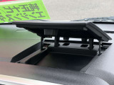 ダッシュボード中央にちょっとしたものを入れて置ける収納がございます♪