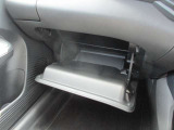 大容量のグローブボックスです。車検証などが収納できます。
