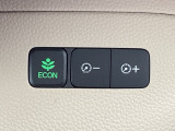 【eコンスイッチ】低燃費運転をサポートするECONモード。スイッチをONすると、エンジンやトランスミッション、A/Cなどを協調制御し、燃費の向上に貢献。エコドライブの効果を高めます。